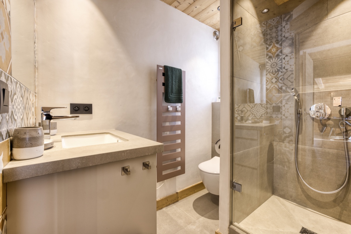 Ensuite bedroom floor 2