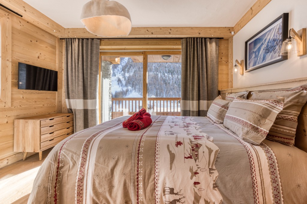 Ensuite bedroom floor 2