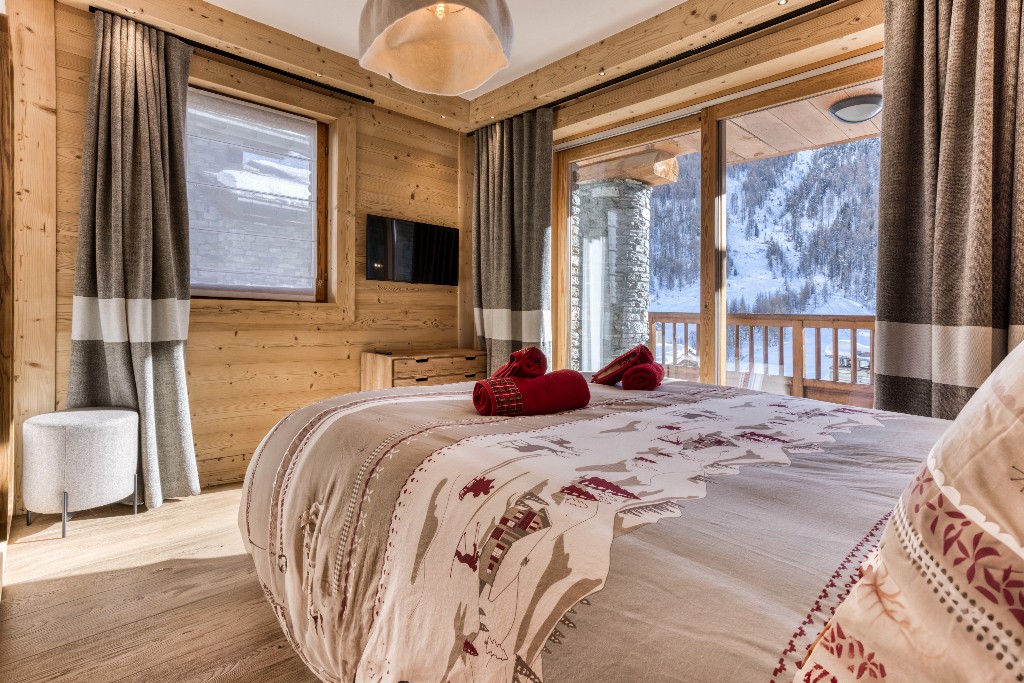 Ensuite bedroom floor 2